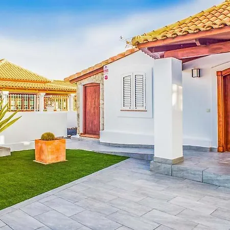 Sleeps 8 With Pool Air Con And Wifi Corralejo