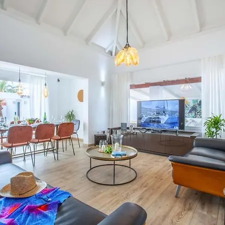 Villa Sleeps 8 With Pool Air Con And Wifi *