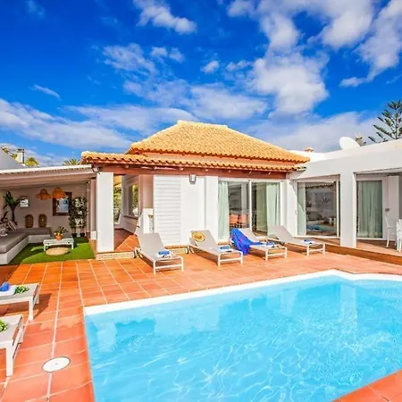 Sleeps 8 With Pool Air Con And Wifi Villa Corralejo