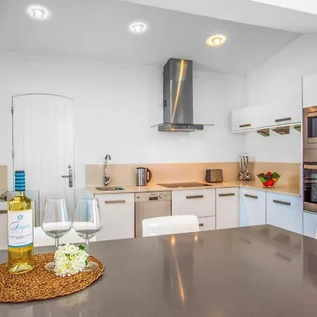 Sleeps 8 With Pool Air Con And Wifi Villa