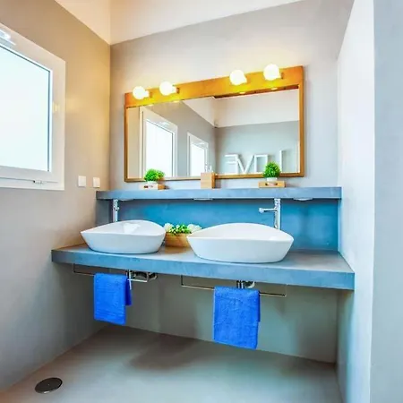 Sleeps 8 With Pool Air Con And Wifi * Corralejo