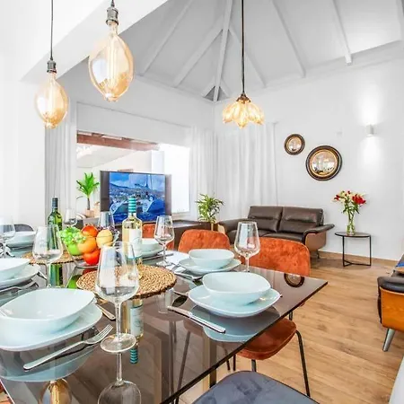 Villa Sleeps 8 With Pool Air Con And Wifi
