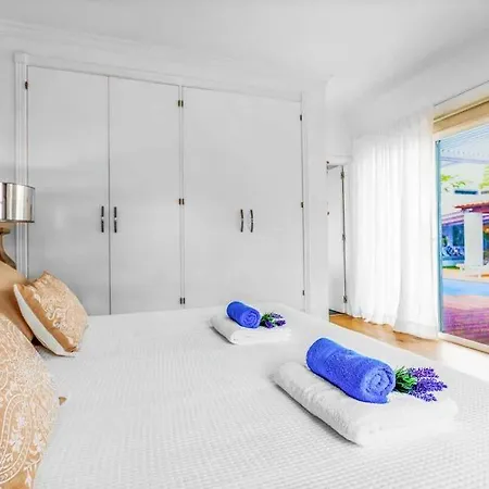 Sleeps 8 With Pool Air Con And Wifi Corralejo