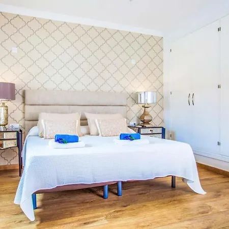 Sleeps 8 With Pool Air Con And Wifi *