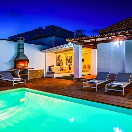 Villa Sleeps 8 With Pool Air Con And Wifi Corralejo
